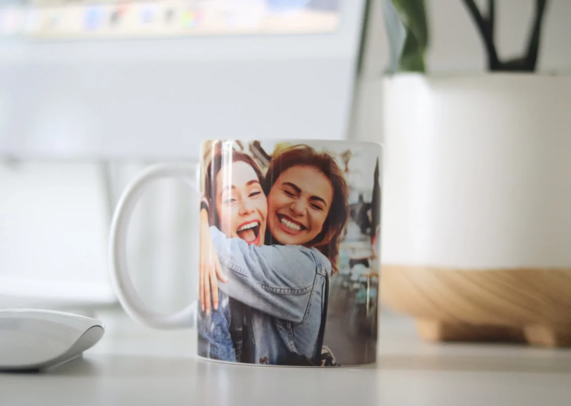 A mug with a photo of two people hugging